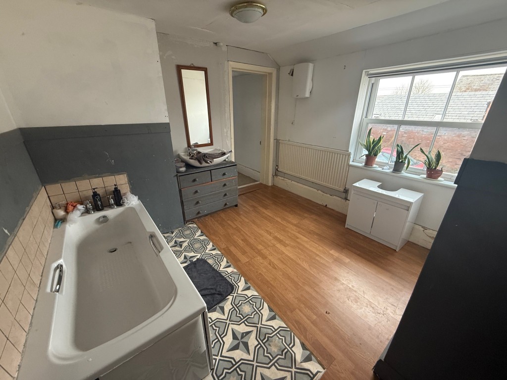 Lot: 82 - HOUSE FOR REPAIR AND IMPROVEMENT - Bath